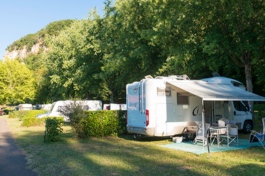 camping-car-emplacement-nu-camping-les-rives-de-la-dordogne-parc-des-causses-du-quercy-2231-300-528X351
