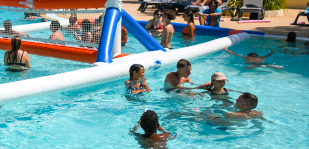 CLUB ENFANTS DANS UNE PISCINE