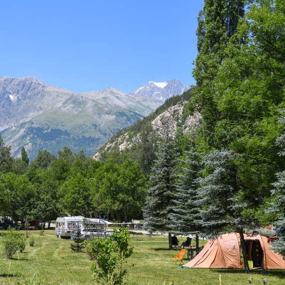 terrain de camping à la montagne