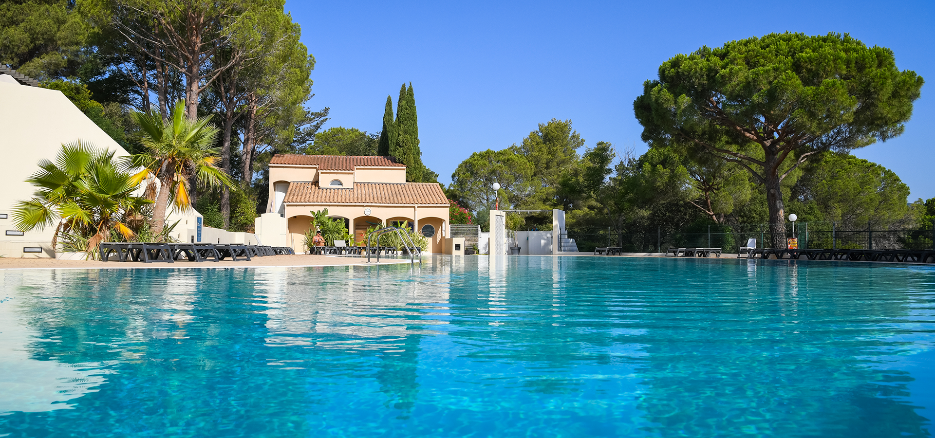 CAMPING AVEC PISCINE