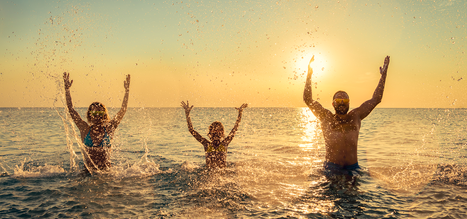 Famille dans l'eau au sunset