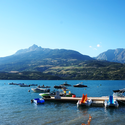 Lac de Serre-Ponçon dans les Hautes-Alpes