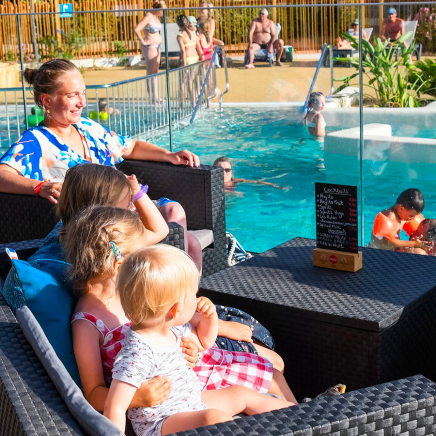 Famille terrasse et piscine